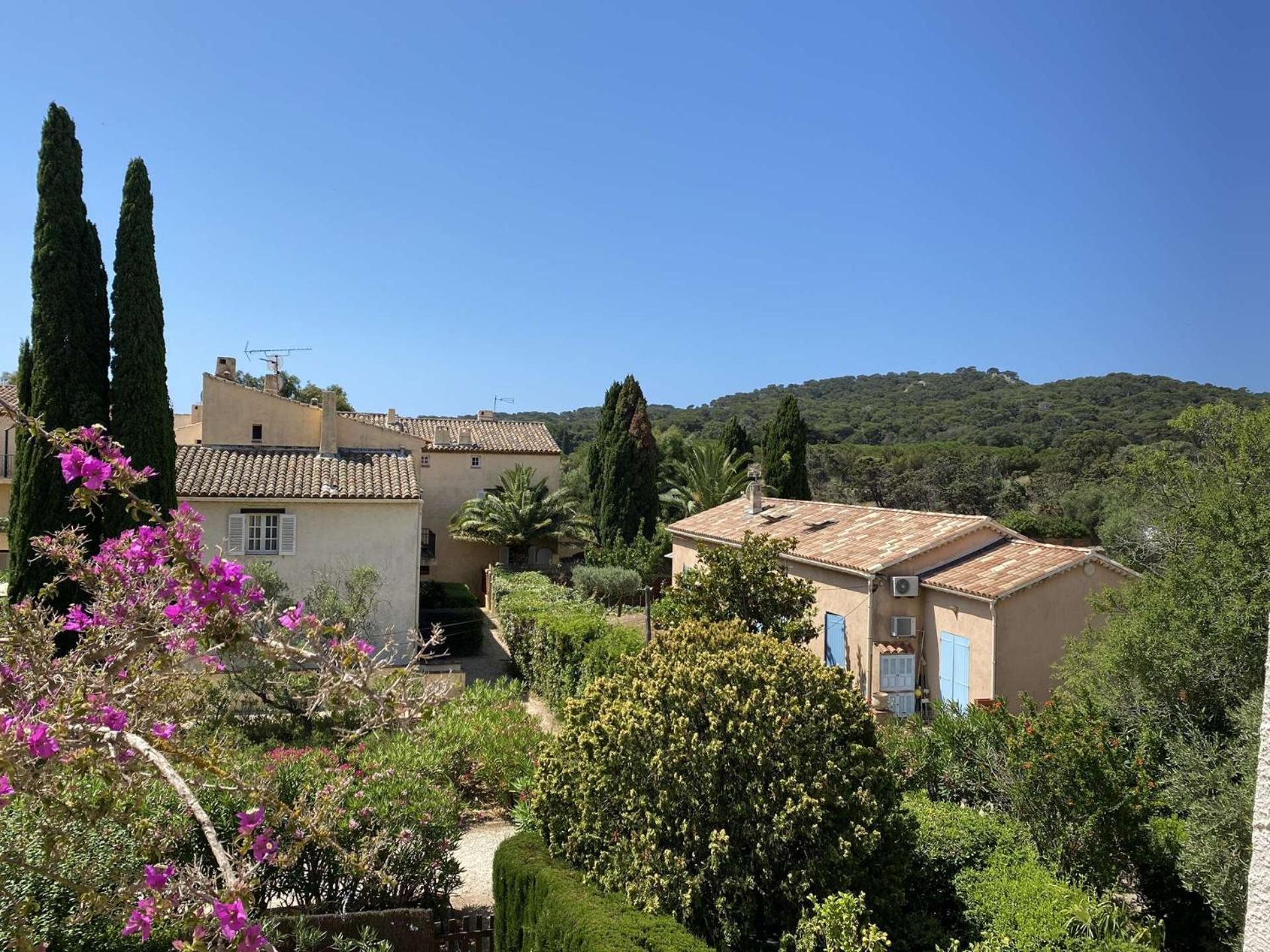 Avec Mezzanine Proche De La Place Du Village Porquerolles